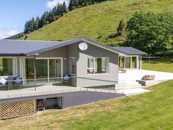 5892 Ettrick-Raes Junction, Island Block