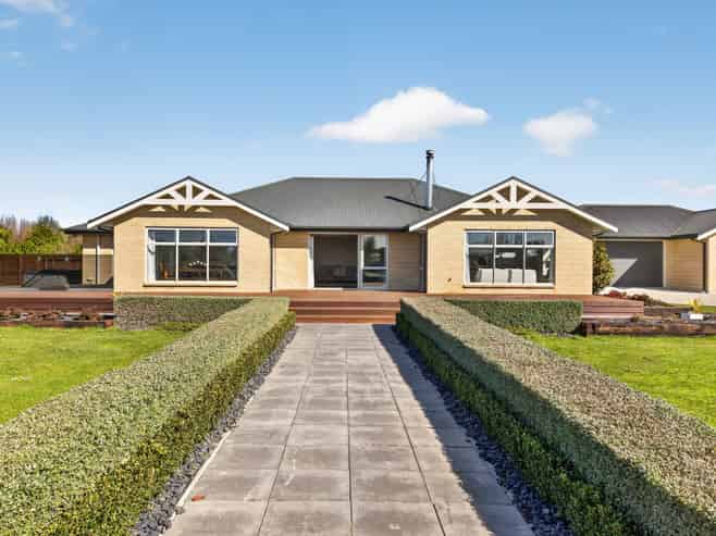 34 Copper Beech Road, Woodend