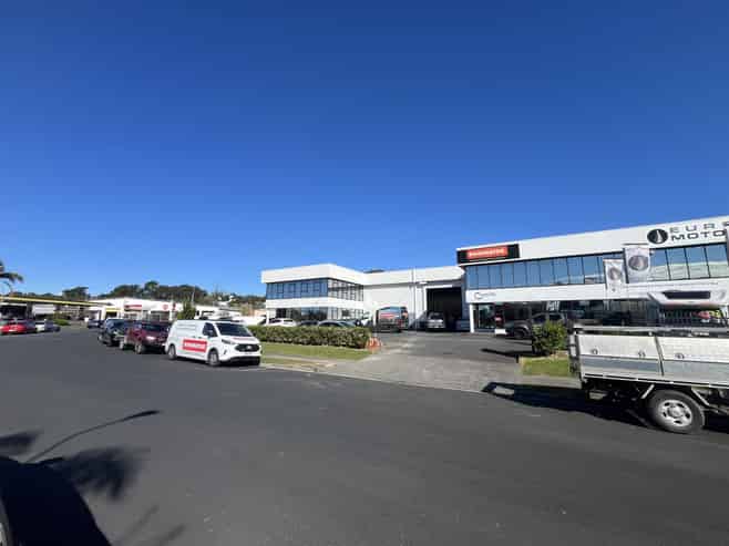 Prime road-front industrial unit | Albany