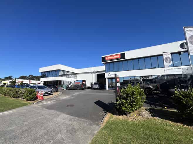 Prime road-front industrial unit | Albany