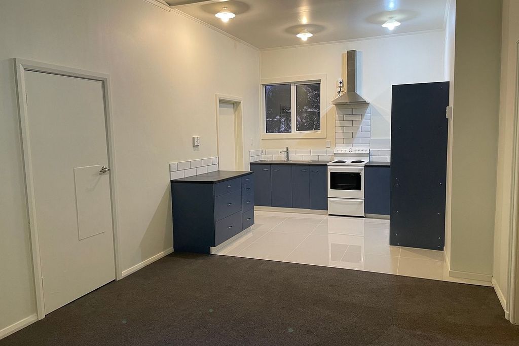 3 Bedroom Home, Short Walk to Town 2