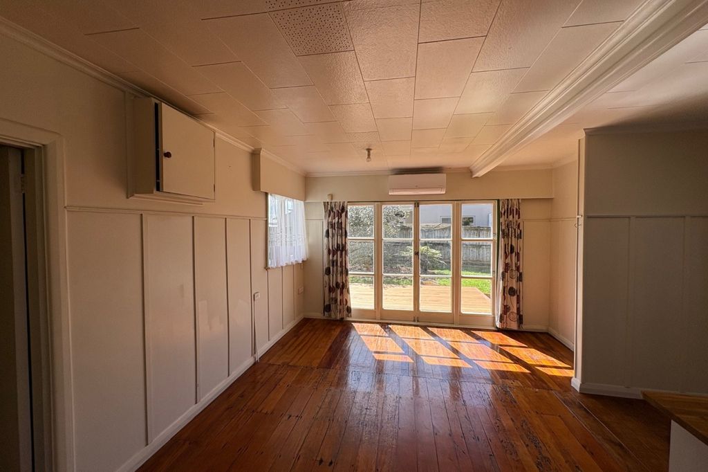 LEVIN -THREE BEDROOMS. 4