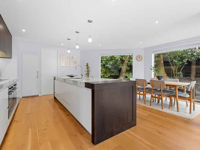 2/15A Rodney Road, Northcote Point