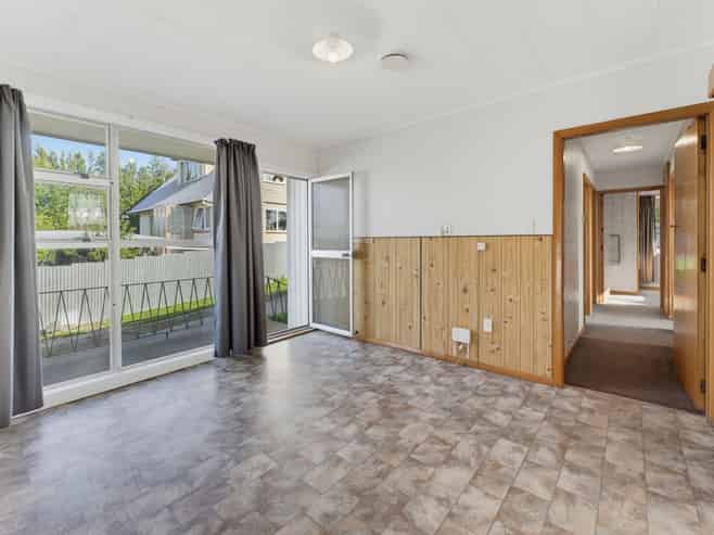 84 Grants Road, Marchwiel