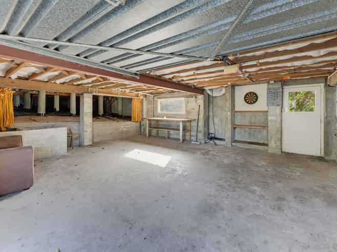84 Grants Road, Marchwiel