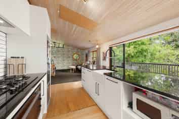 107 Lone Kauri Road, Karekare