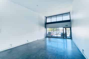 MODERN RETAIL IN A GROWING PRECINCT
