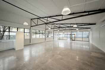 STUNNING CHARACTER OFFICE / SHOWROOM
