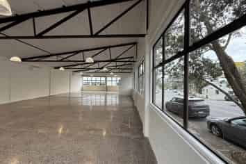 STUNNING CHARACTER OFFICE / SHOWROOM
