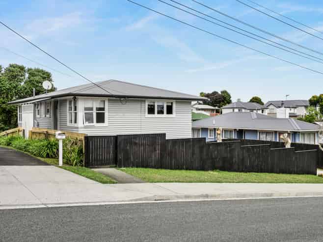 30 Sylvan Crescent, Te Atatu South