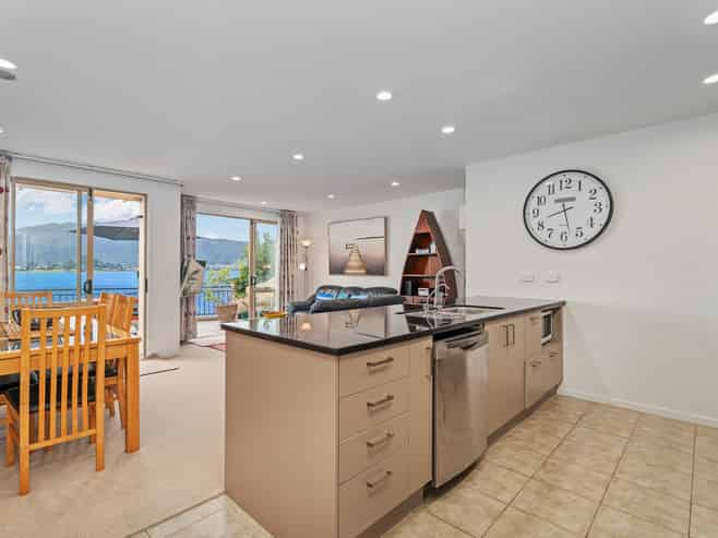 8/12 Grey Ave, Tairua