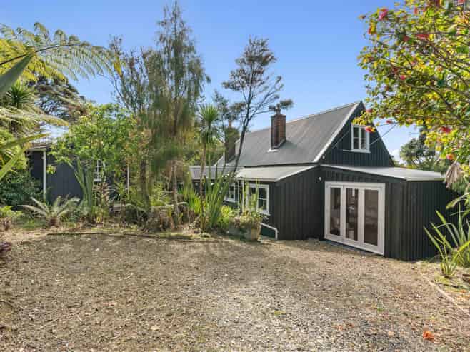 83 Anawhata Road, Piha