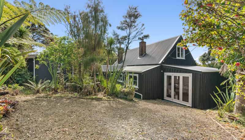 83 Anawhata Road, Piha