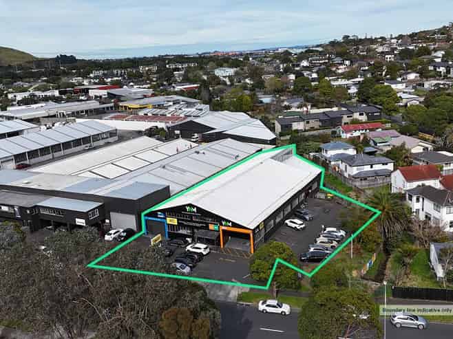 High-profile Site + Substantial Secure Yard