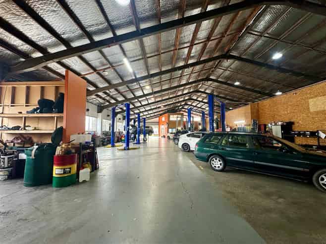 High-profile Site + Substantial Secure Yard