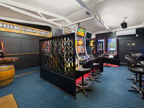 Trophy waterfront commercial opportunity