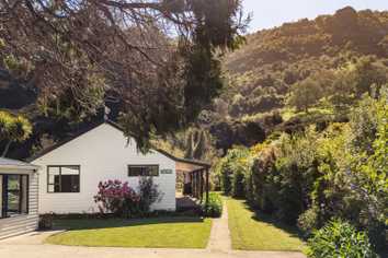 577 Little Akaloa Road, Little Akaloa