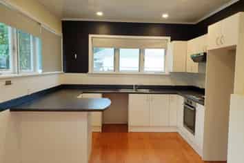 6 River Road, Te Atatu Peninsula