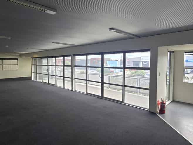 Hornby heavyweight: 1,300sqm warehouse with gantry