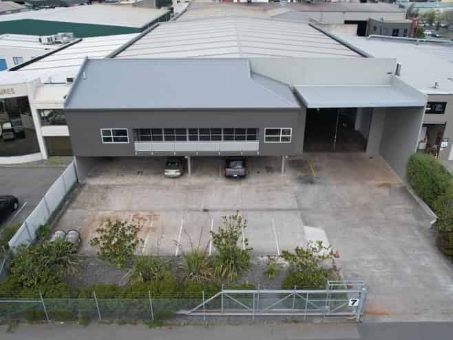 Hornby heavyweight: 1,300sqm warehouse with gantry