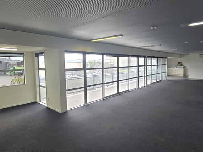 Hornby heavyweight: 1,300sqm warehouse with gantry