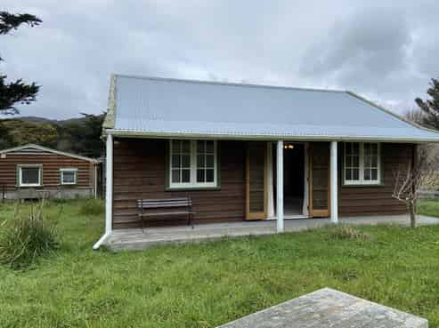 525 Muritai Road (Cottage), Eastbourne