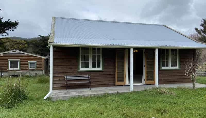 525 Muritai Road (Cottage), Eastbourne