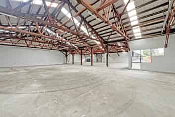 HIGH-PROFILE WAREHOUSE / SHOWROOM UNIT
