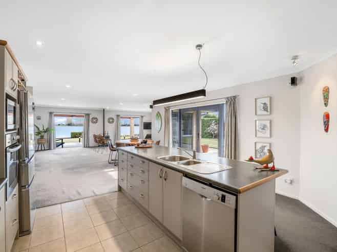 8 Penbury Close, Huntingdon/Lake Hood