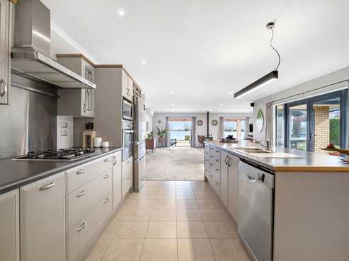 8 Penbury Close, Huntingdon/Lake Hood