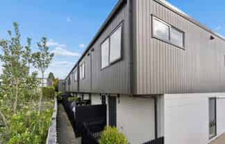 4/2 Stokes Avenue, Te Atatu Peninsula