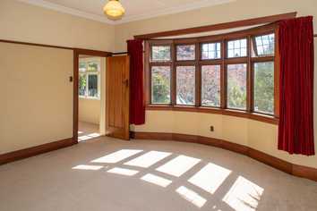 32 Garfield Avenue, Roslyn