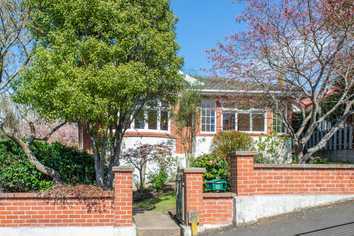 32 Garfield Avenue, Roslyn