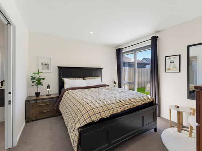 2 Chambers Avenue, Woodend
