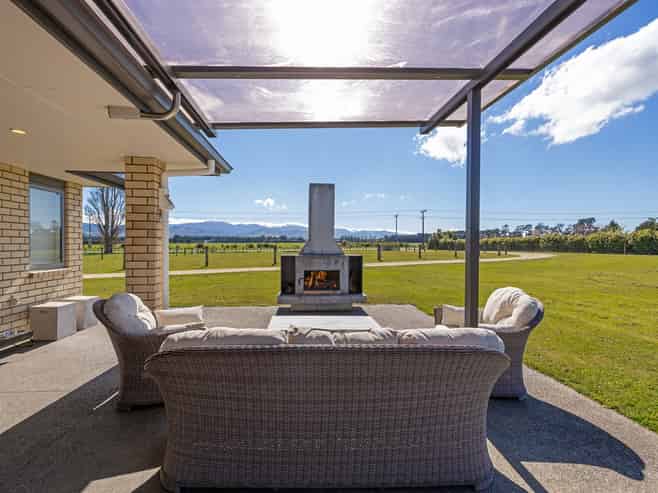 250 Hughes Line, West Taratahi