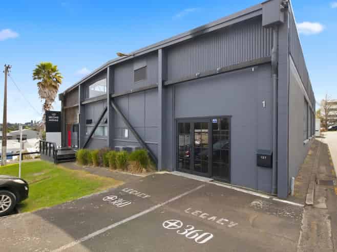 Office space with serious style & onsite parking!