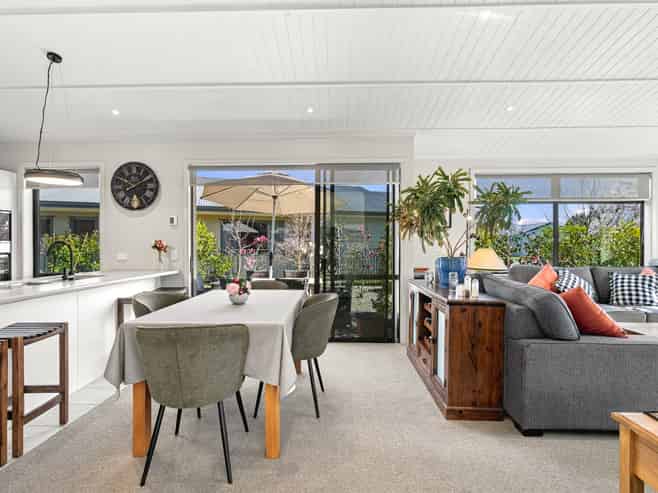15 Noumea Drive, Rangatira Park