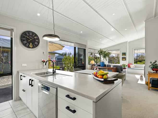 15 Noumea Drive, Rangatira Park