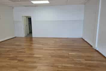 Open-plan retail or office on Hall Street 