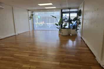 Open-plan retail or office on Hall Street 