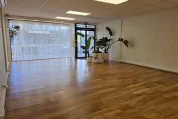 Open-plan retail or office on Hall Street 