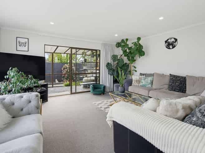 2/244 Main North Road, Redwood