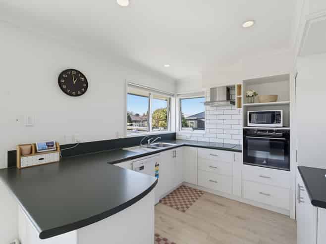 8 Woodham Drive, Allenton