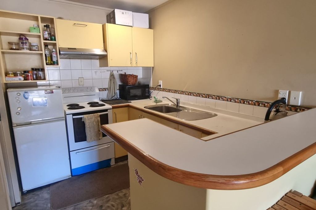 2 Bedroom, 1 Bathroom Apartment in Queenstown 2