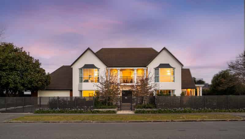 18 Travis Country Drive, Burwood
