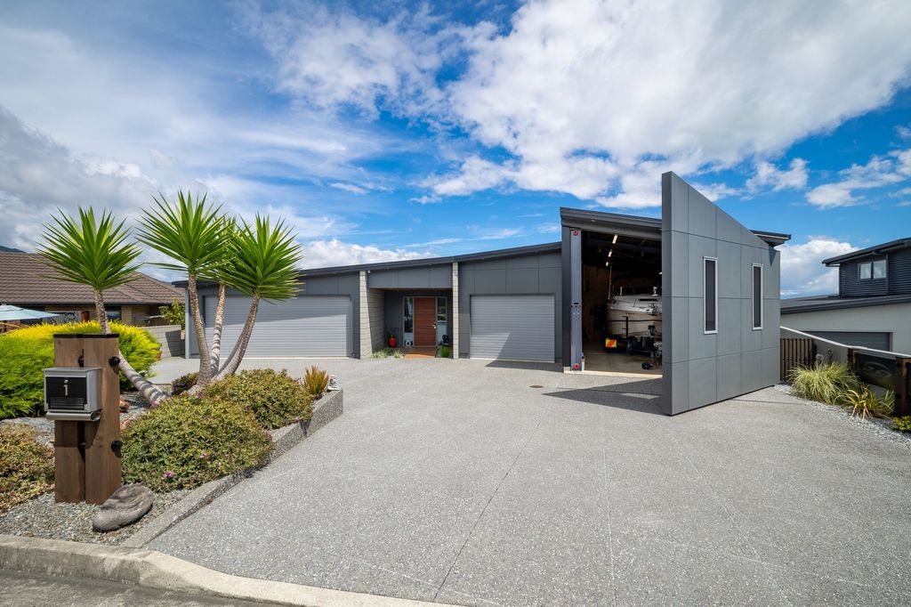 Premium Living with an Ultimate Garaging Advantage 2