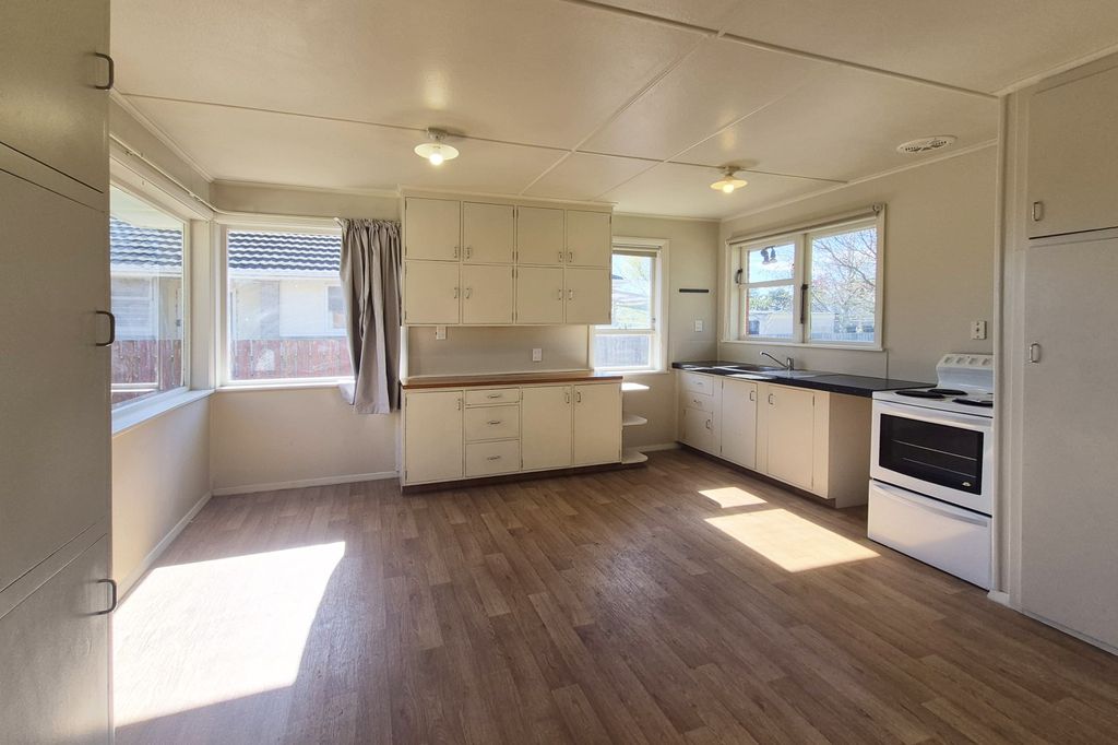 Three Bedrooms, Sunny & Spacious 2