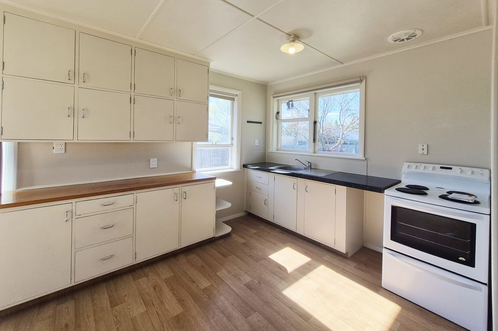 Three Bedrooms, Sunny & Spacious 3
