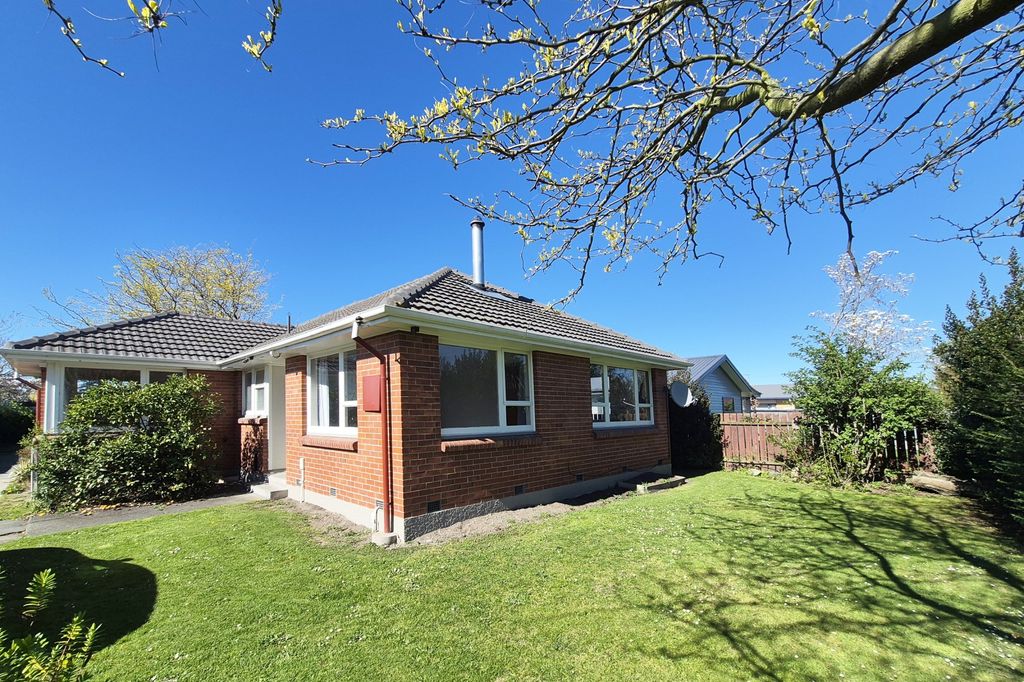 Three Bedrooms, Sunny & Spacious 1