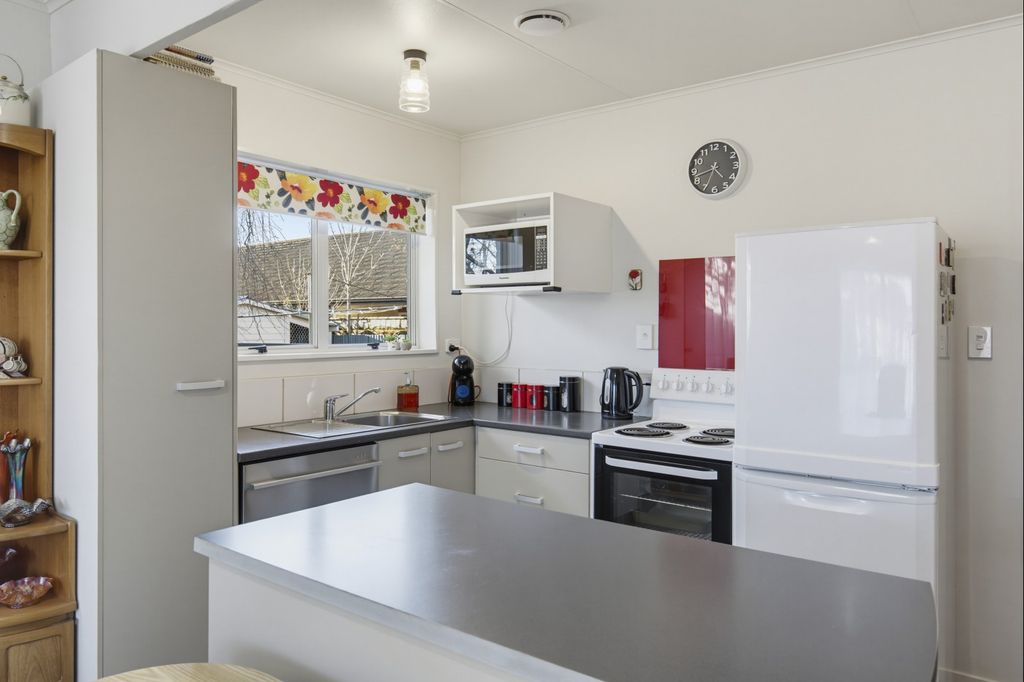 Easy Living in a Handy Location 2